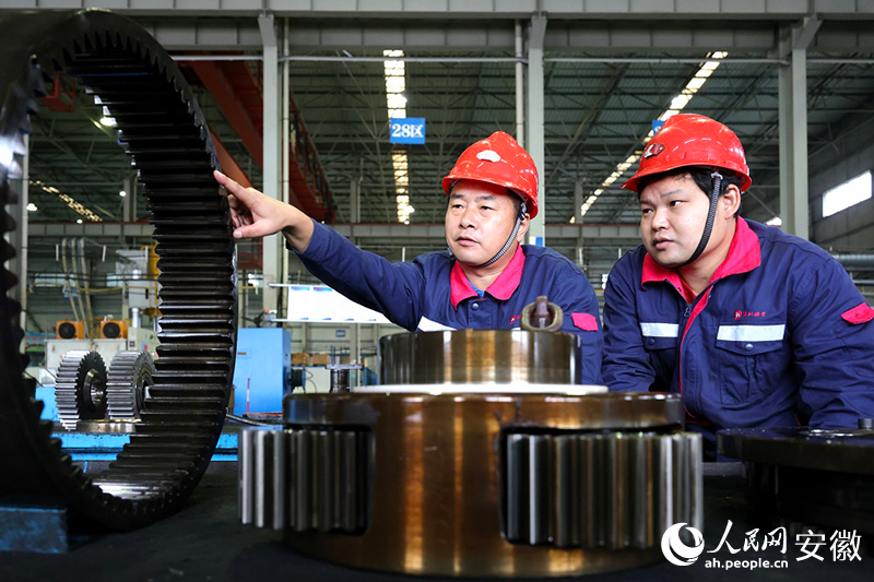 çŽ‹å¿ æ‰æ£åœ¨è½¦é—´æŒ‡å¯¼ã€‚ 人民网记者 啿¬¢æ¬¢æ‘„ çŽ‹å¿ æ‰æ£åœ¨è½¦é—´æŒ‡å¯¼ã€‚ 人民网记者 啿¬¢æ¬¢æ‘„