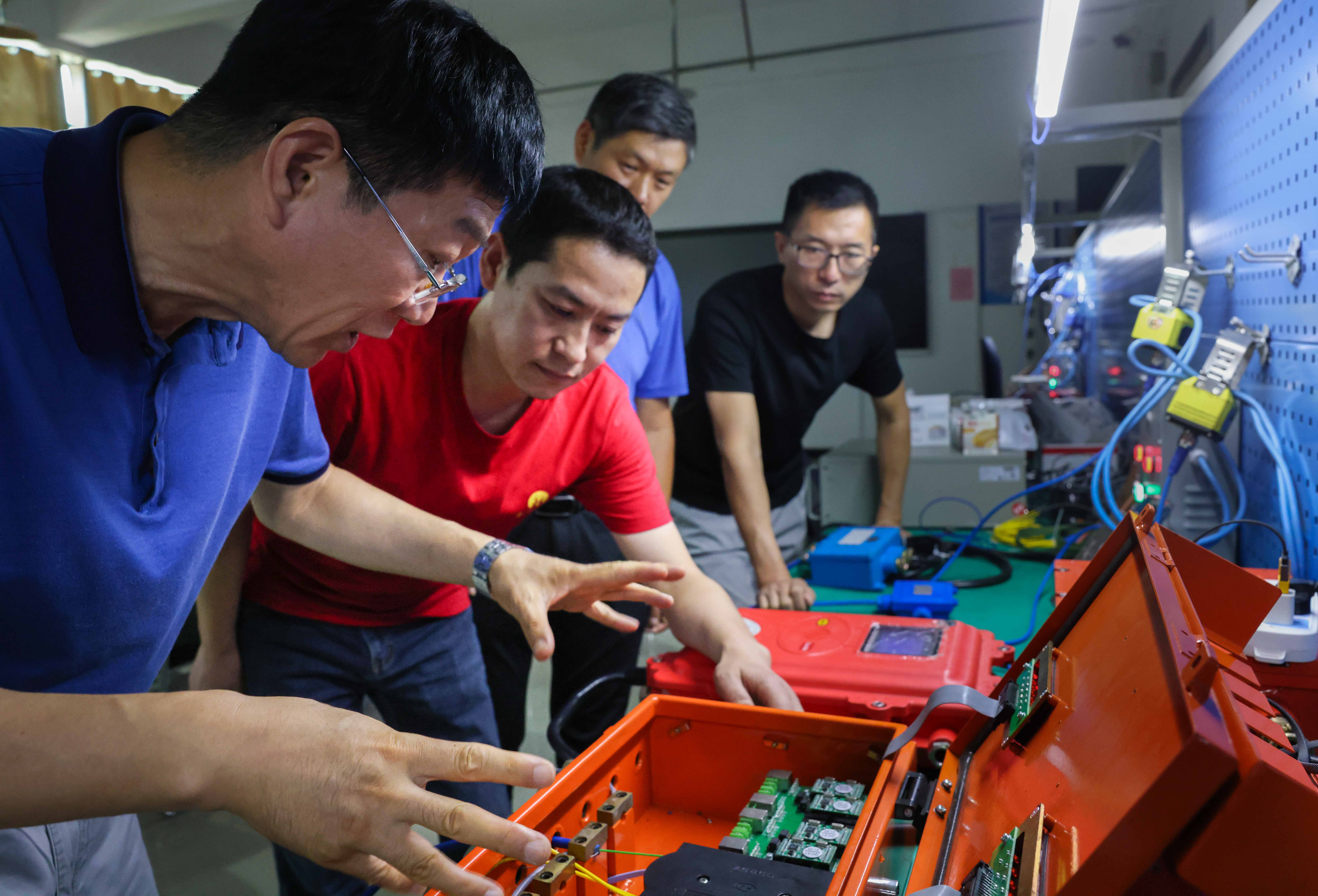 po18
“工匠大师工作室”核心成员杨杰正在为技术比武选手传授技艺。郑洪光摄